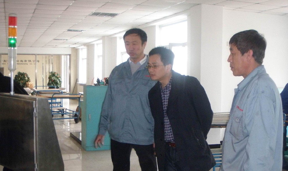 湖北宜化胡总经理在线圈车间参观
