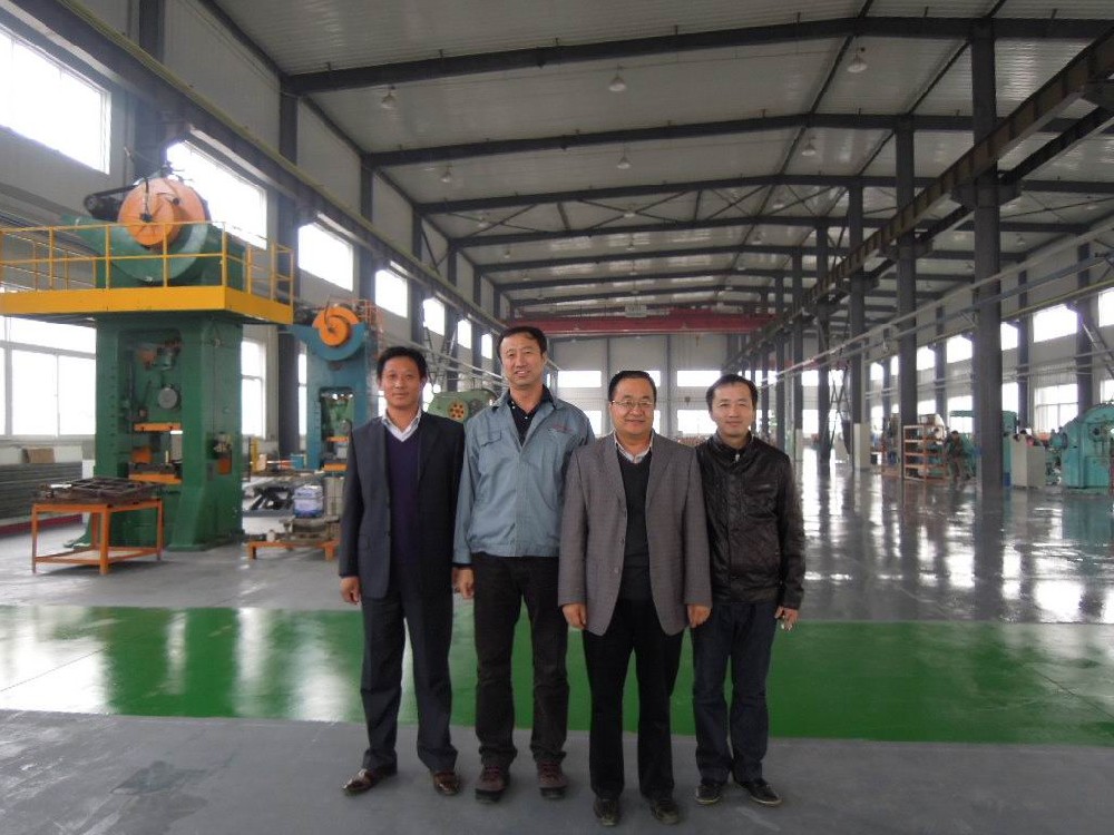 山东施丰化工有限公司刘总在冲压车间