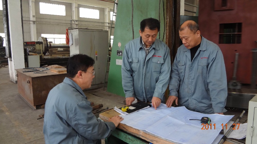 4米立车师傅校对图纸精度