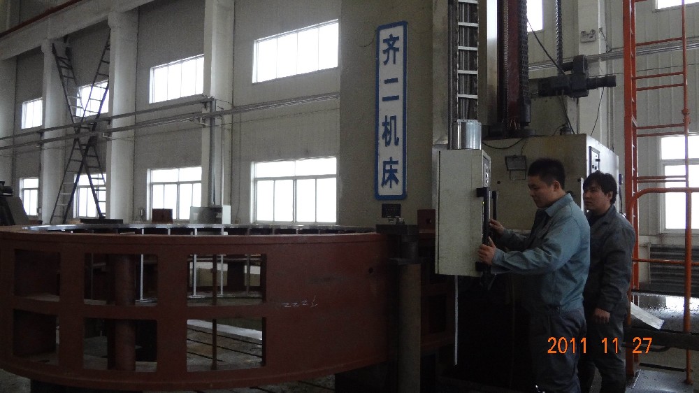 镗床在加工TK4500-20机壳